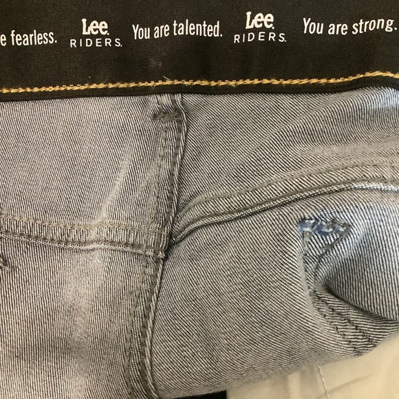 Lee Riders 24W Indigo Women's Plus Size Distressed Cuffed Denim Shorts. New - Picture 9 of 10